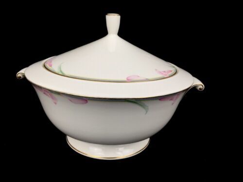 Oscar De La Renta Mademoiselle Casserole And Lid Covered Vegetable U14 - $32.69