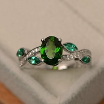 8x6mm Oval Cut Lab-Created Diopside &amp; Emerald Designer Wedding Ring in 925 Silve - £106.66 GBP