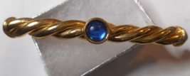 Round Sapphire Blue Stone Gold Tone Twisted Brooch Bar Pin Unmarked 2 3/4&quot; - £5.61 GBP