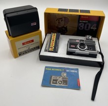 Vintage Kodak Instamatic Camera 304 w/ Plastic Field Case Model E Original Box - £22.49 GBP