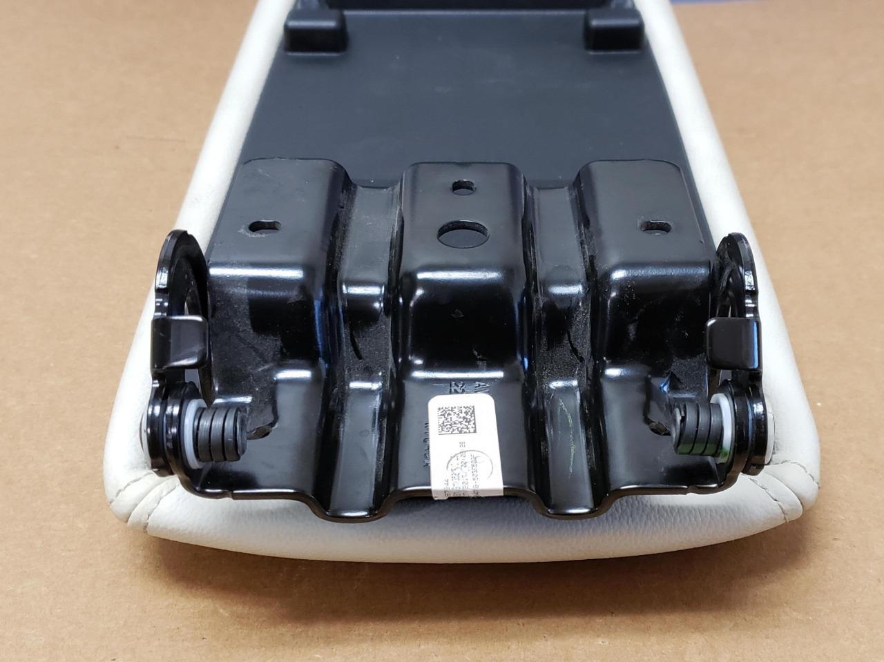OEM 2014-2019 Chevrolet Impala Center Console Armrest Lid Light Wheat 84045639 Item image 7