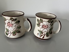 2 X VINTAGE HAND PAINTED MUGS (FLORAL PATTERN) - £12.75 GBP