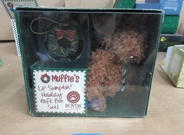 Boyds Bears Muffie&#39;s Lil&#39; Sumptin&#39; Holiday Gift Box Set 573041 Plush Ornament - £43.15 GBP