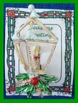 Christmas PIN #0243 Gerrys Vintage Lantern Candle &amp; Holly wSNOW on Lite Goldtone - £15.53 GBP