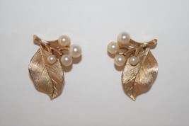 Vintage Gold Tone Crown Trifari Leaf and Faux Pearl Clip Earrings - £11.15 GBP
