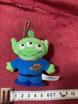 Toy Story Alien Badge Mascot - $364.36 MXN