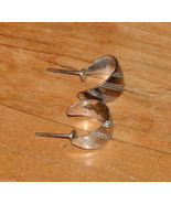 vintage gold hoop pierced earrings - £1.55 GBP