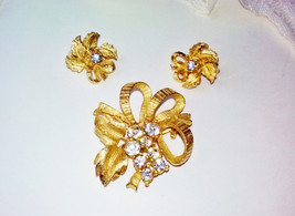Gold Bow Rhinestone Earring Brooch Set Vintage Goldtone Metal Bow &amp; Leaf Pin Set - £27.97 GBP