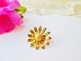 Gold Metal Flower Brooch Vintage Daisy Sunflower Pin Nature Med Flower Woodland  - £12.82 GBP