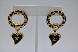 CHANEL 2022 Icon Goldtone Black/Beige Enamel Circle Dangling Heart Earrings - £547.99 GBP