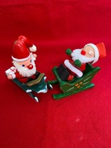 2 Vintage Santa Claus on a Wood Sled &amp; a Sleigh Russ Berrie &amp; Co Taiwan - $221.25 MXN