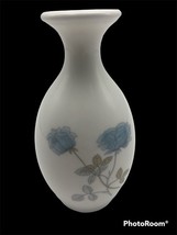 WEDGWOOD Bone China - ICE ROSE -Blue Flowers Pattern White Vase - 5&quot; Siz... - $218.92 MXN