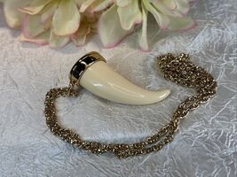 Estee Lauder Pleasures Charming Horn Solid Perfume Necklace - EMPTY Free... - $362.34 MXN