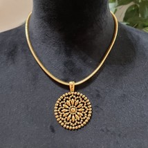 Womens Fashion Decorative Gold Tone Round Flower Collar Pendant Necklace Jewelry - £18.20 GBP