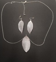 Paparazzi Silver Leaf Necklace And Earrings Set - £15.87 GBP