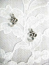 Buddha Meditation Om / Ohm / Aum Silver Color Alloy Metal Charm Pair Of Earrings - £3.98 GBP