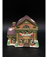 Cobblestone Corners Christmas Village Firehouse 2001 Vintage Fireman Mini - $339.03 MXN