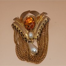 Vintage Goldtone Art Deco Brooch Faux Amver and Pearl - $228.43 MXN