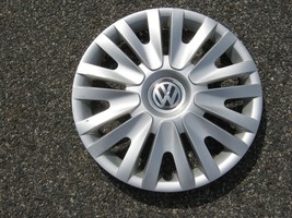 One genuine 2010 to 2012 Volkswagen Golf 15 inch hubcap wheel cover 5K0601147FVZ - £34.65 GBP