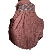 Mudd sz M Collar Sleeveless Button up Blouse Flower Stitching on back - $11.46