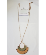 Periwinkle by Barlow Necklace Gold Tone W Pendant White Green &amp; Tan New - $252.88 MXN