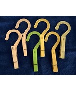 6 Farmhouse 1960 Plastic Clip Hangers Assorted Colors 5.25&quot; Each Clip Ho... - $149.57 MXN