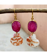 natural sea shell and pink druzy stone earrings, dangle earrings, gold p... - $285.59 MXN