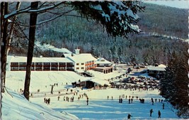 Stowe Vt The Toll House Motor Inn Ski Resort Snow Crowd Vermont Postcard (A12) - £4.30 GBP
