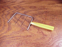 Vintage 1950&#39;s Cheese Slicer with prongs for uniform thickness, Plastic Handle - £7.04 GBP