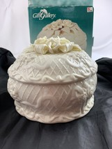 VTG Gift gallery Jade Porcelain Round Bowl W/ Lid Roses Kmart Collectibl... - $14.05
