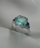 Beautiful Silver Tone Ring with Gorgeous Blue Stones - $623.66 MXN