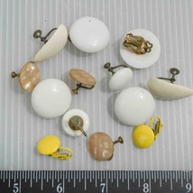 Gros Pince Arrière Boucles D&#39;Oreilles 1960&#39;s Blancs &amp; Jaune - £32.83 GBP