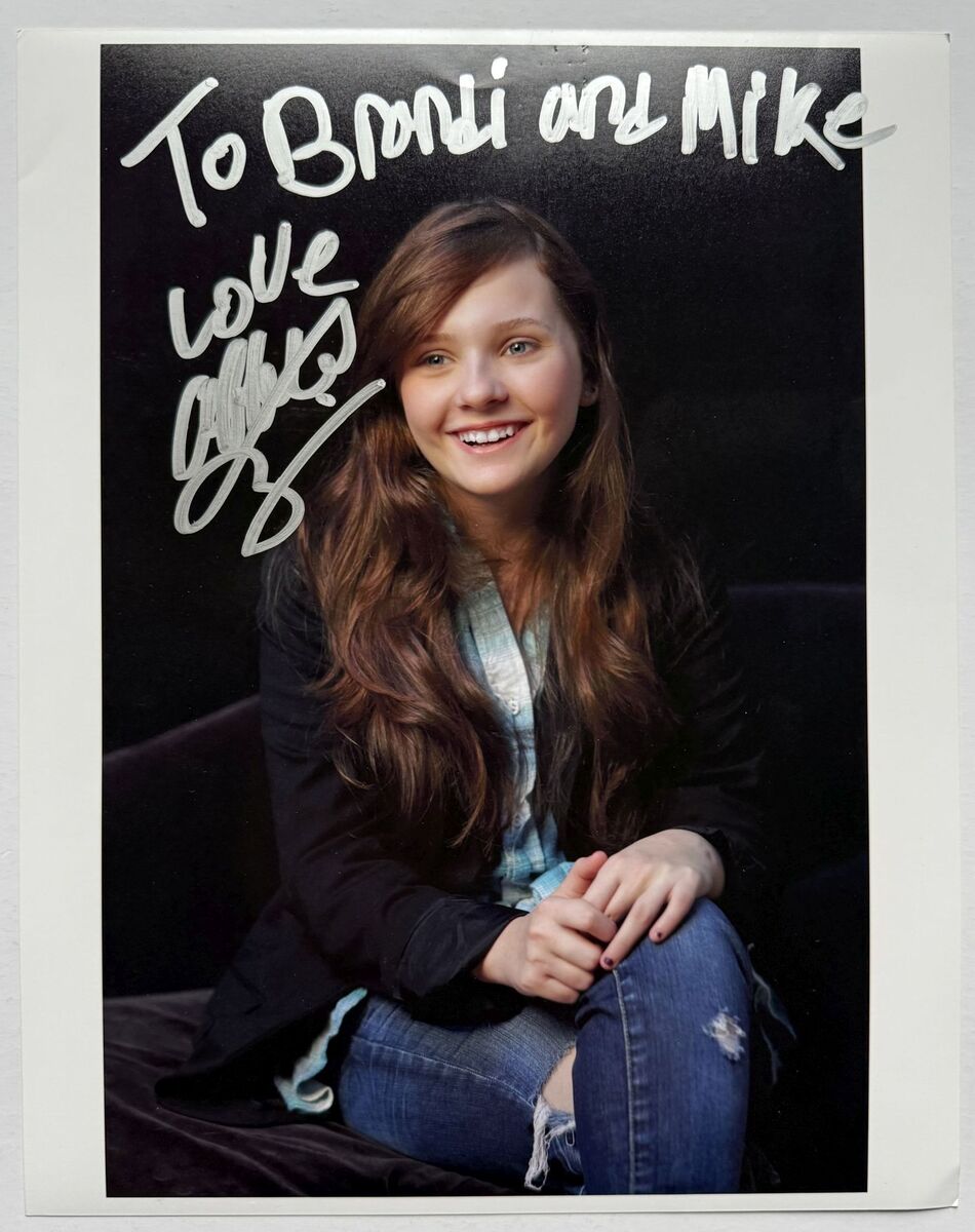 Abigail Breslin Signed Autographed Glossy 8x10 Photo - $19.99
