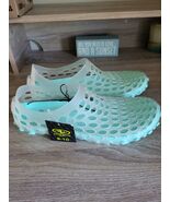 Women&#39;s Athletic Works Beach Shower Garden Water Shoes Size 9/10 - $26.48 CAD