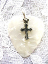 PEARLY WHITE COLOR GUITAR PICK w PEWTER CHRISTIAN CROSS CHARM PENDANT NE... - €5,12 EUR