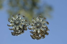 Vtg Gold Tone Faux Pearls Flower Clip on Earrings &#39;&#39;VERY NICE&#39;&#39; - £29.77 GBP