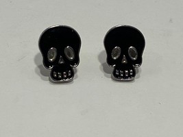 Fashion Jewelry Black Skull Silver Back Pierced Earrings New! - £4.35 GBP