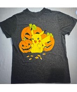 POKÉMON T-Shirt Boy Gray Pikachu &amp; Pumpkins Halloween Graphic Tee Ninten... - $164.96 MXN