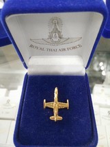 AVIATION MILITARY AIRPLANE THAI AIR FORCE TIE PIN,GOLD COLOR IN VELVET B... - $354.45 MXN