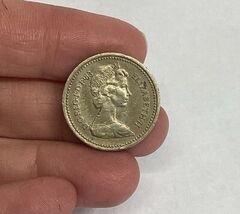 1983 1 Pound Coin Queen Elizabeth II Royal Arms DECUS ET TUTAMEN - $14.84