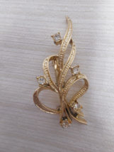 Gerry&#39;s Gold Tone Twisted Ribbon Leaf Brooch Pin Jeweled With 5 Rhinesto... - $19.99