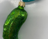 Crate &amp; Barrel Glass Green Glitter Pickle Ornament Weihnachts-Gurke Ukra... - £18.25 GBP