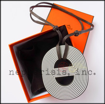 Nib Hermes Fidelio Grave Chaine D&#39;ancre Lacquered Wood Pendant Necklace Etoupe - £510.64 GBP