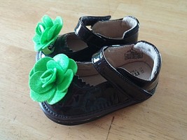 MOOSHU TODDLER GIRL&#39;S BROWN PATENT LEATHER SHOES w/GREEN FELT FLOWER-WOR... - $12.19