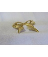 VINTAGE GOLDTONE 1676 BOW LAPEL PIN BROOCH COSTUME JEWERLY - £6.30 GBP