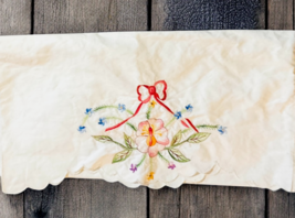 Set of 2 Vtg Embroidered Floral Linen Pillowcase Covers Dainty Scalloped Edge image 2