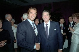 Arnold Schwarzenegger &amp; Ronald Reagan Shaking Hands 4X6 Photograph Reprint - £6.23 GBP