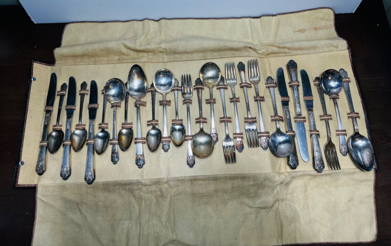 Vtg Rogers Deluxe Silver Plate PRECIOUS 26 pc Set with soft Case (Service for 6) - $40.00