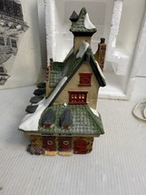 Dept 56 North Pole Series “Reindeer Barn” - PN 5601-4 - $682.11 MXN