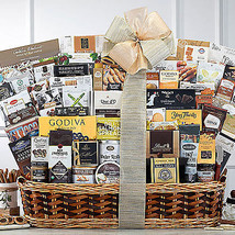 Magnificent Munchies: Gourmet Gift Basket - $12,136.32 MXN